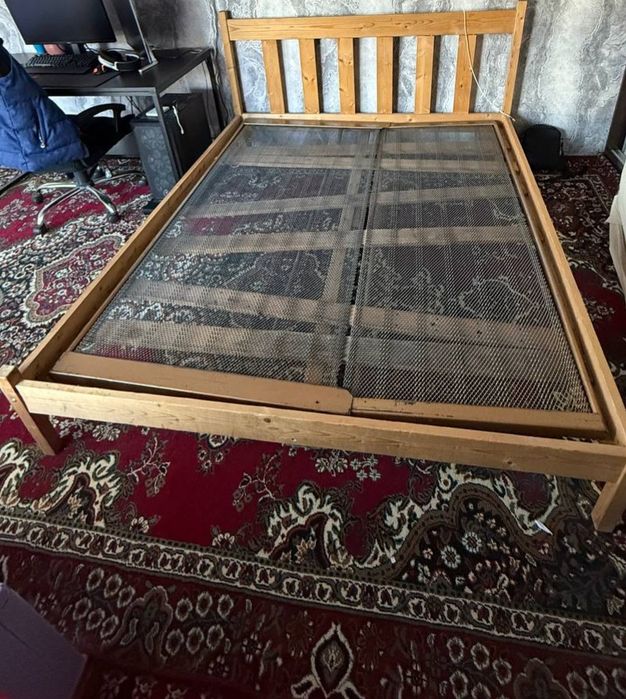 Двуспальная кровать с матрасом