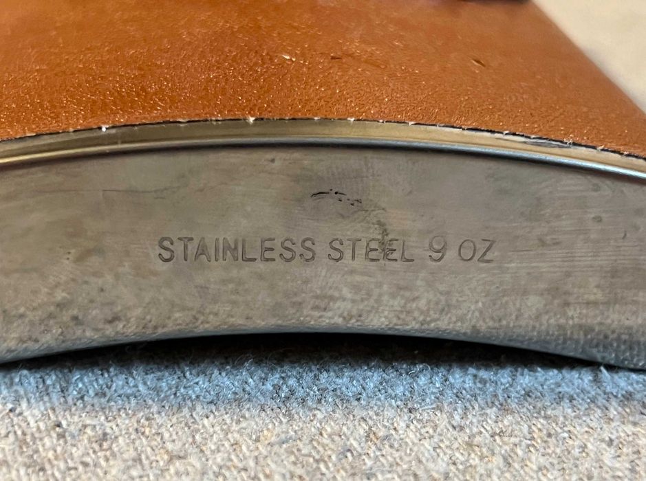 Ploscă inox 9oz îmbrăcată în piele, design cowboy craniu și revolvere