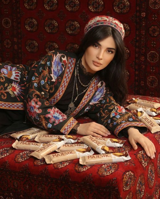 Создаю рекламные изображения для товаров с помощью AI