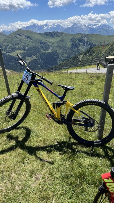 Vand bicicleta pentru categoria downhill Model mondraker summum r