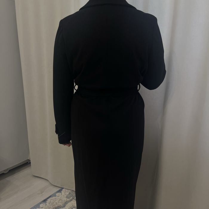 Классическое черное пальто с поясом