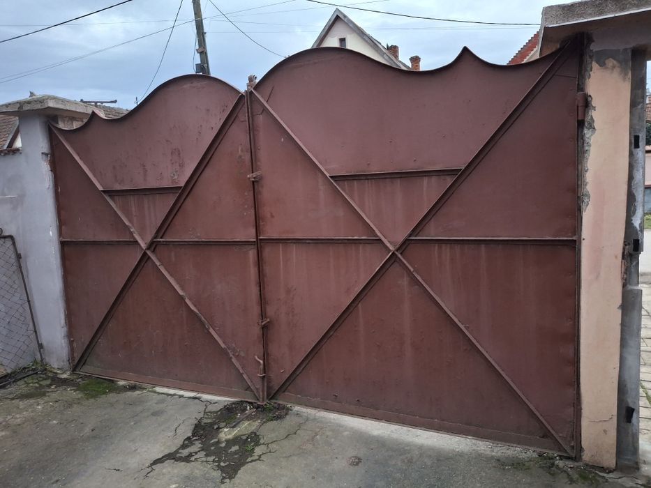 Vând poartă în stare bună