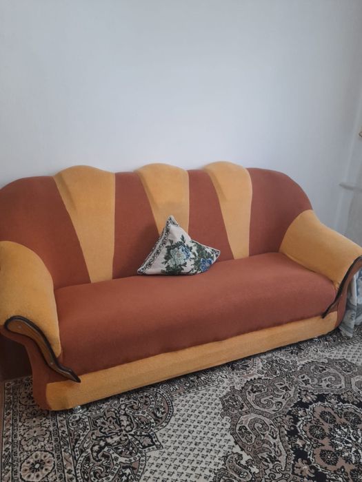 Диван с двумя креслами