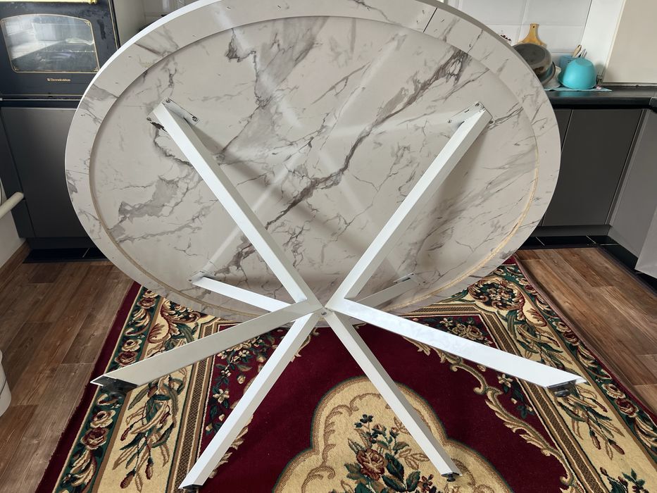 Продаётся круглый стол. Б/У