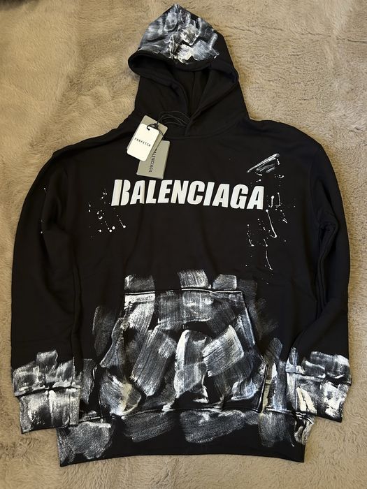 Суитчъри Balenciaga и Burberry