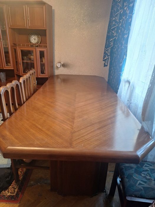 Продам стол  и 8 стульев