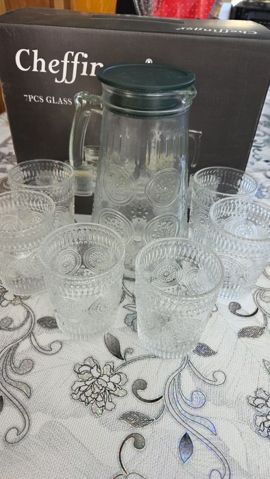 Carafa cu pahare ,am mai mte seturi