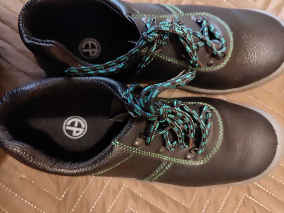 Работни обувки с бомбе