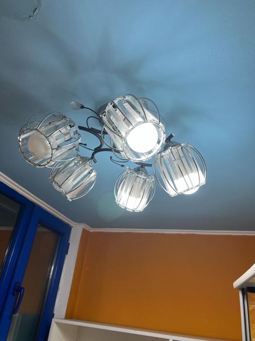 Продам люстры б.у 8 штук дешево