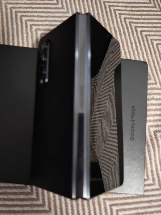 Продавам Samsung Galaxy Z Fold 4 перфектен с 6 месеца гаранция