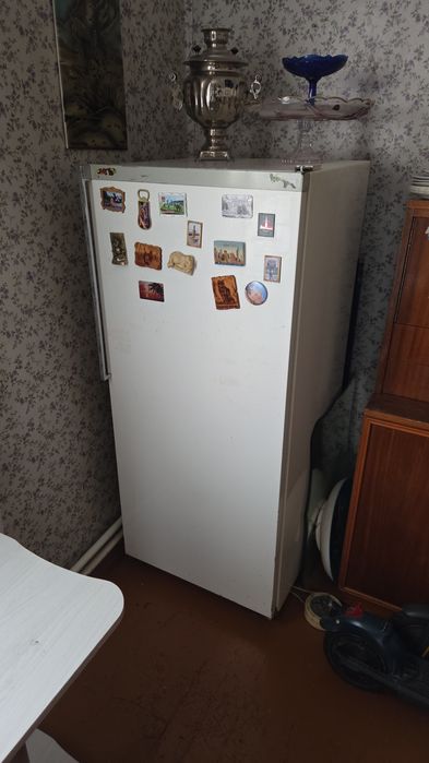 Продам холодильник , столы