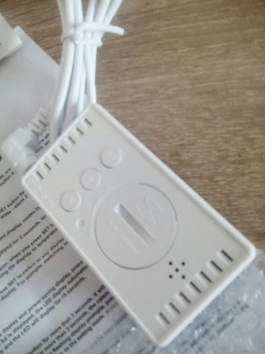 Два модела дигитален часовник термометър волтметър дата