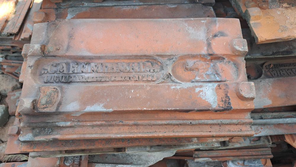 Vand tigla si coame in stare buna