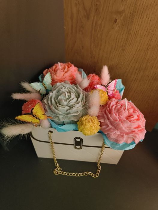 Букет с ароматни цветя от восък