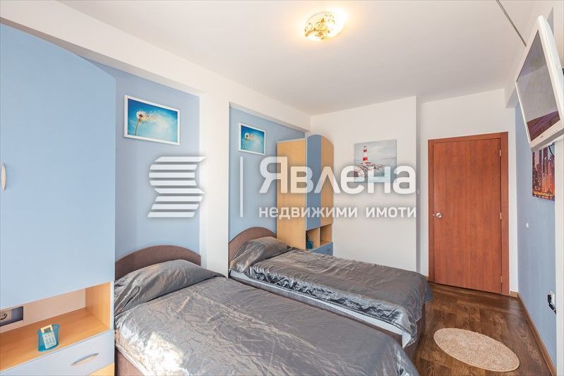 Чудесно фамилно жилище с голяма дневна с френски прозорци!