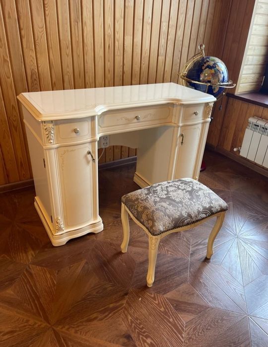 Продам спальный гарнитур.