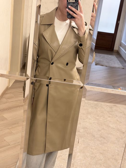 Trench - model clasic şi foarte elegant.