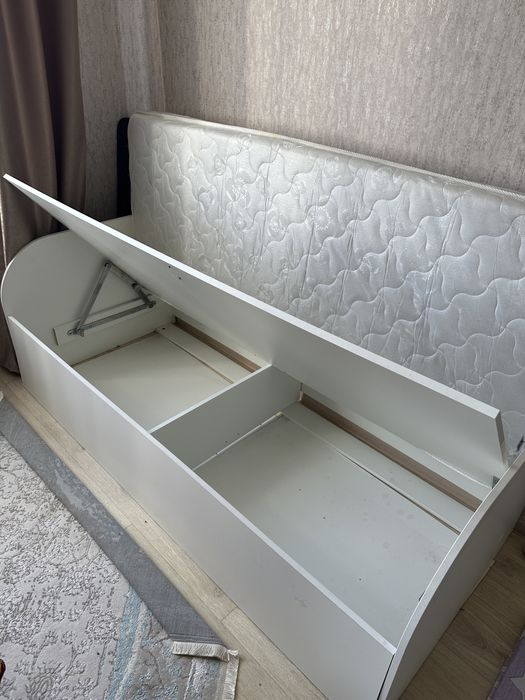 Продам детскую кровать с матрасом