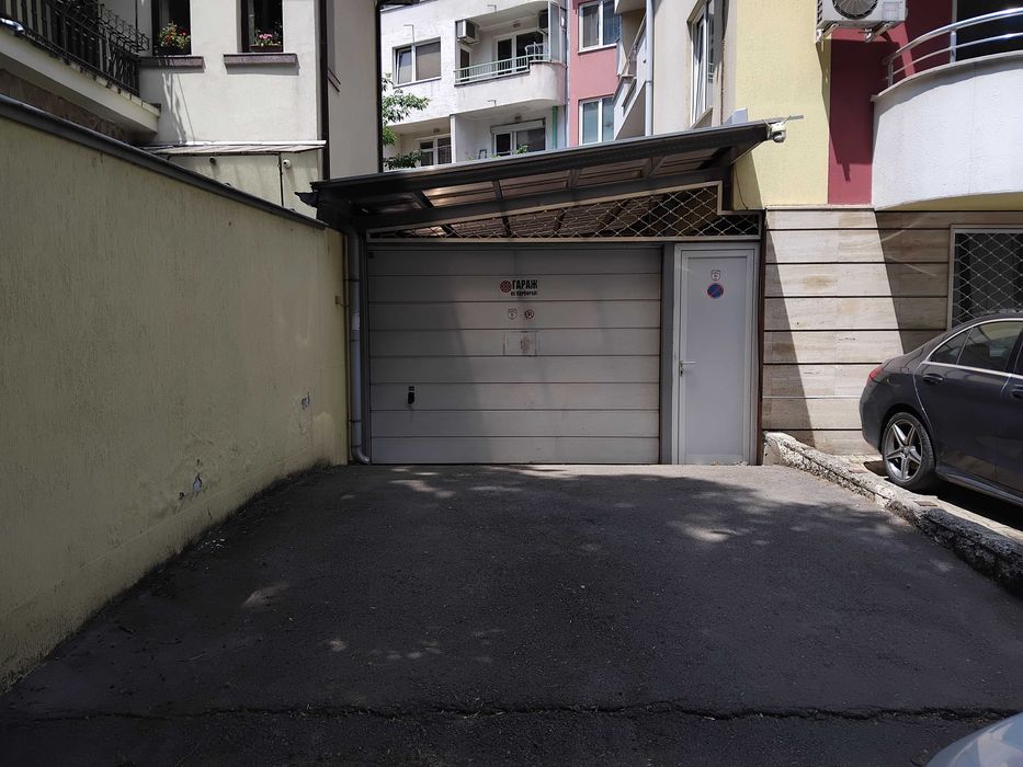 Паркомястото в близост до Пирогов