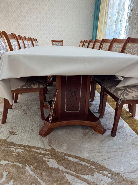 Продом стол со стулями