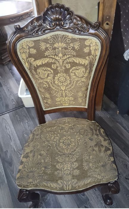 Срочно продам стол и стулья