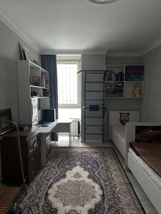 Стол за 150000 стуля по 15 тыс