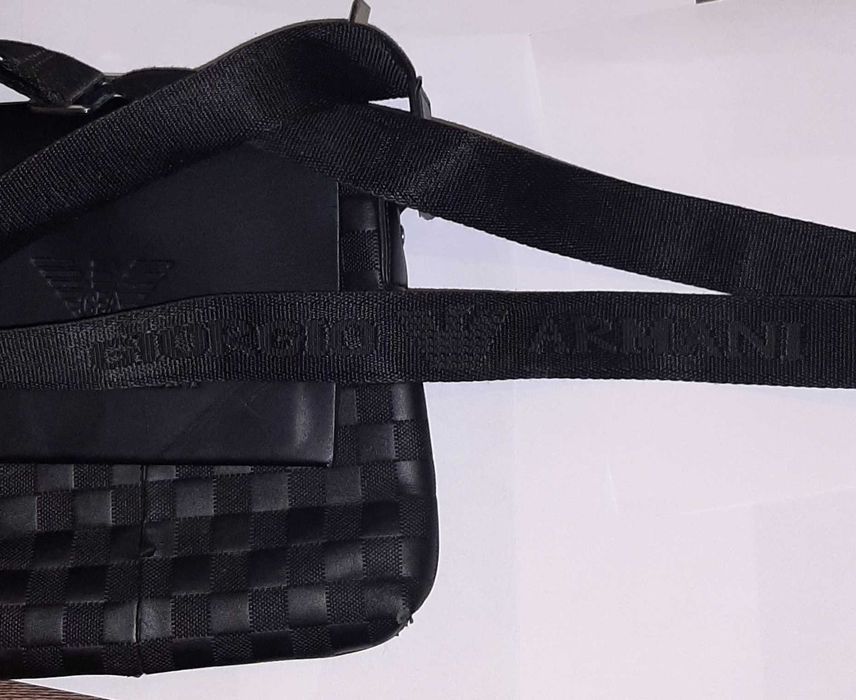 Accentuează-ți ținuta cu o borsetă de piele Giorgio Armani autentică