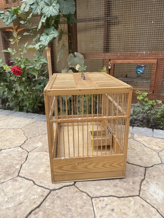 Деревянная клетка для птиц