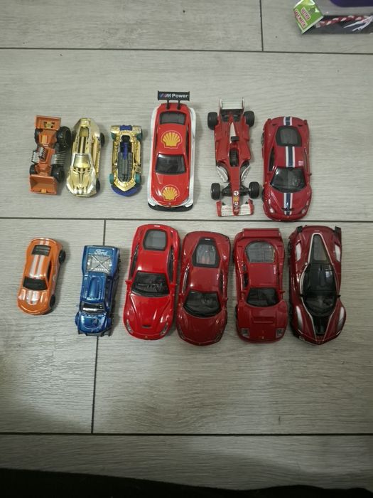 Колички hot wheels и ferrari