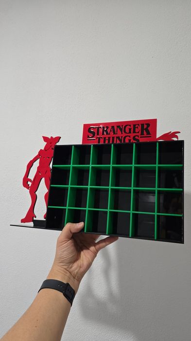 Полочка для фигурок из сериала "Очень странные дела"