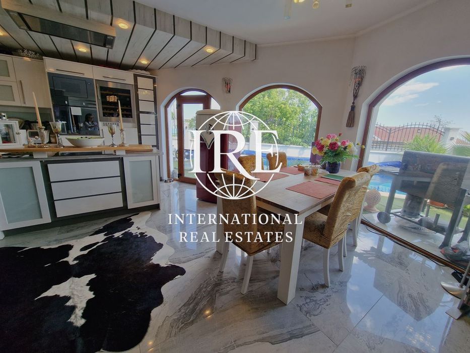 International Real Estates (IRE) представя: Великолепна триетажна къщ