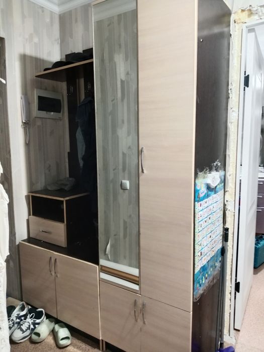 Продам прихожую Шкаф