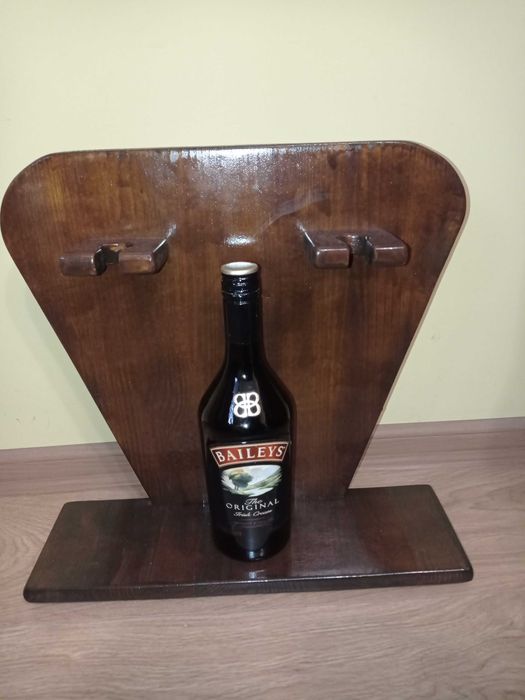 Поставка за алкохол и две чаши