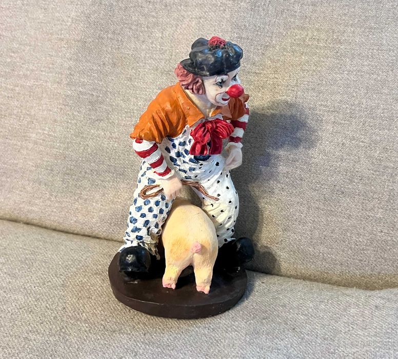 Statueta clown vintage 20 cm cu purcel, rasina pictata manual