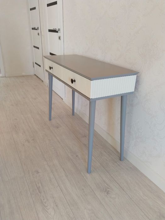 Столик туалетный, пуфик, зеркало