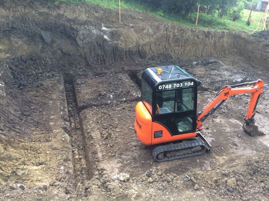 Miniexcavator de inchiriat
