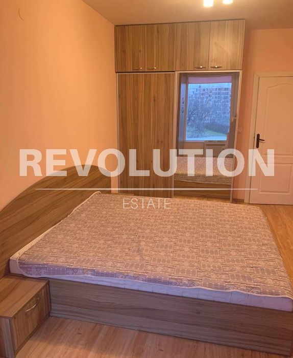 Тристаен апартамент в района на Възраждане 1!