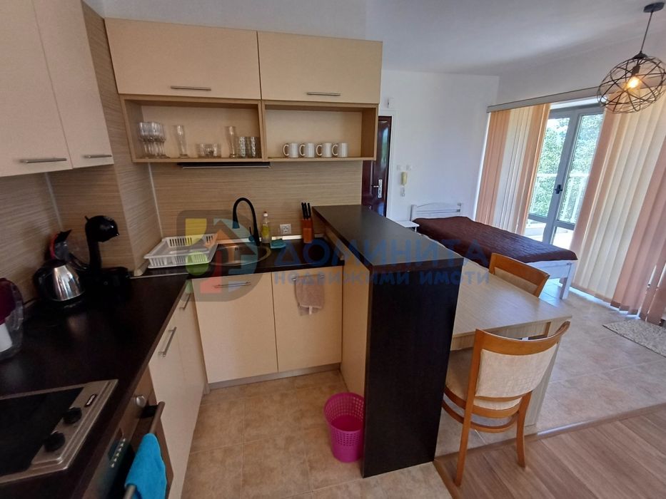 Просторен еднообемен апартамент на морския бряг.