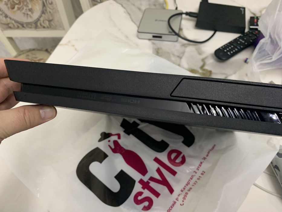 Playstation 4 slim HDR 1TB игры 50 и два джестика  как на фото
