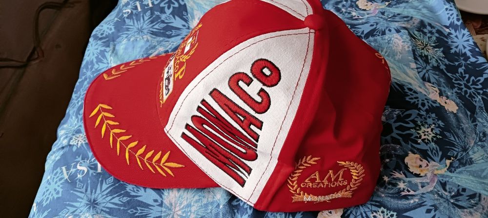 Червени летни шапки