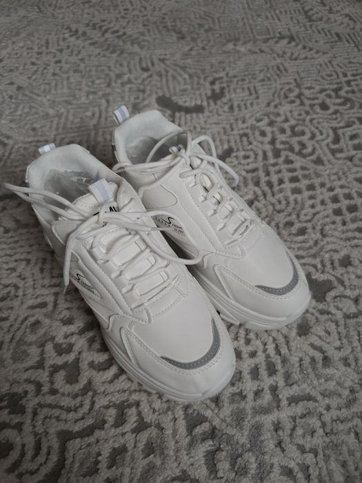 Кроссовки женские