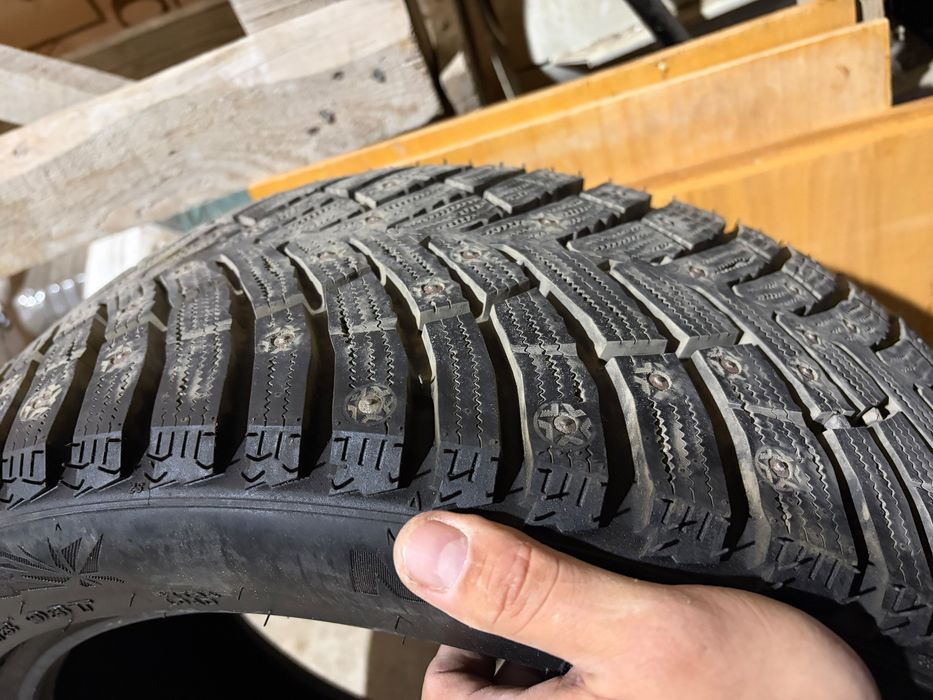 Зимние шипованные шины 235*45R18