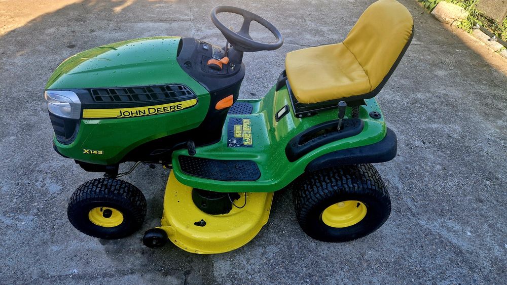 Tractoras tuns gazon John deere X145