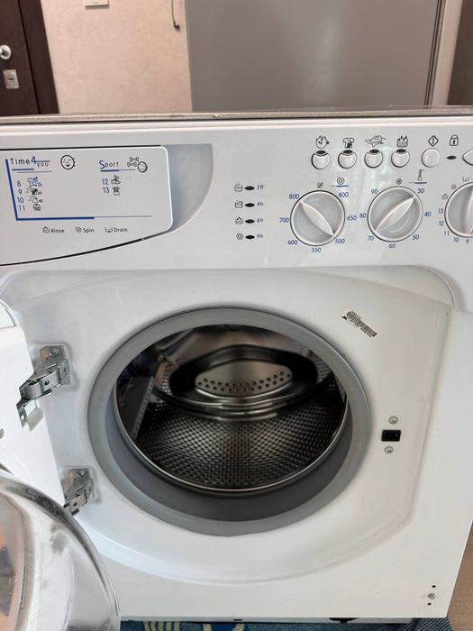 Продавам вградена пералня Indesit