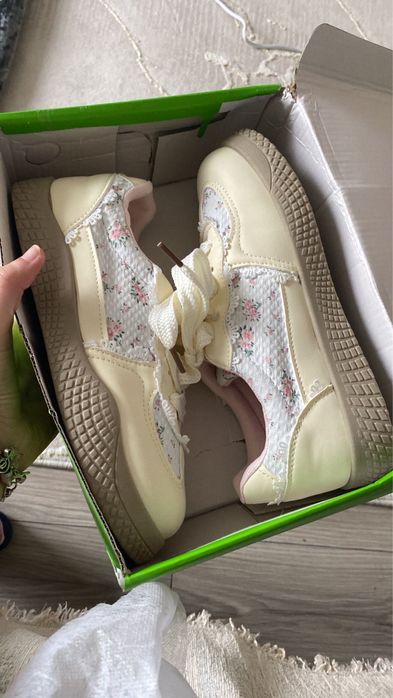 Кроссовки женские