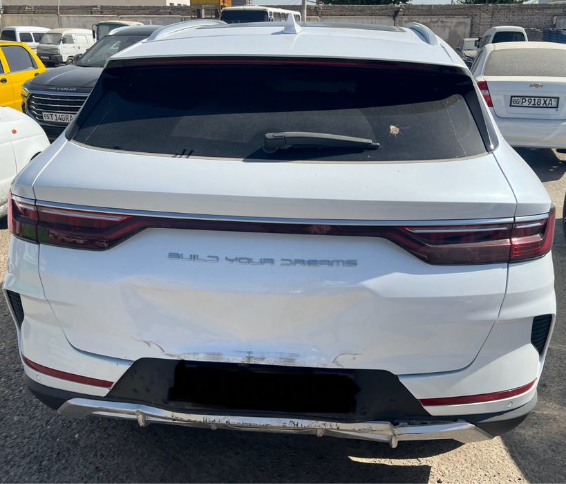 Eshik  sotiladi BYD moshinasi orqasiga