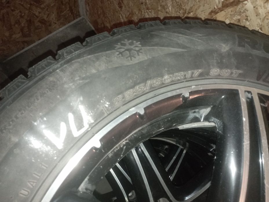 Зимние шипованые шины Roadstone