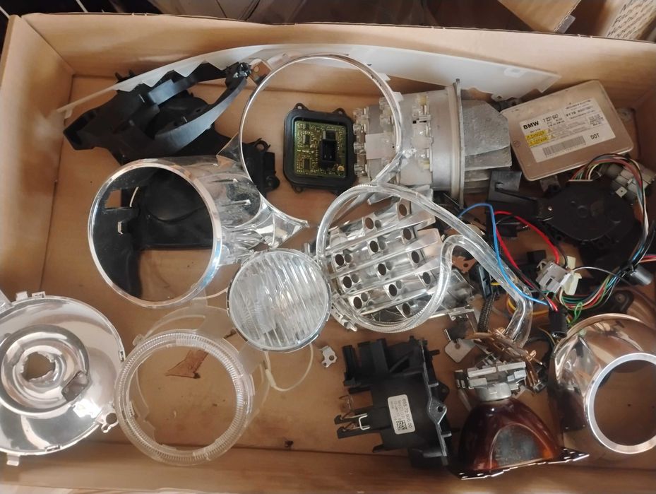 НА ЧАСТИ-десен фар BMW E90/91 фейслифта, динамик