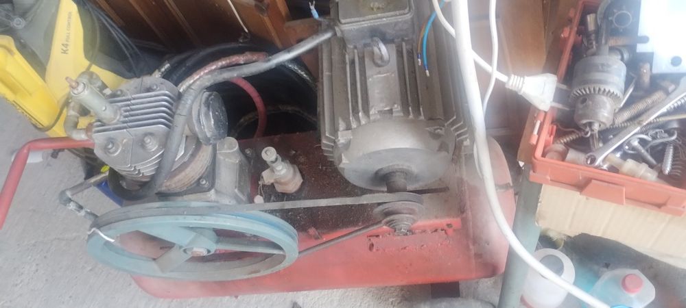 compresor cu un piston acționat de motor trifazic 1.5kw și butelie de 50 litrii