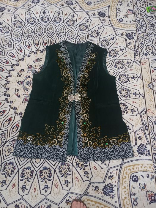 Жилетки новые.3000т